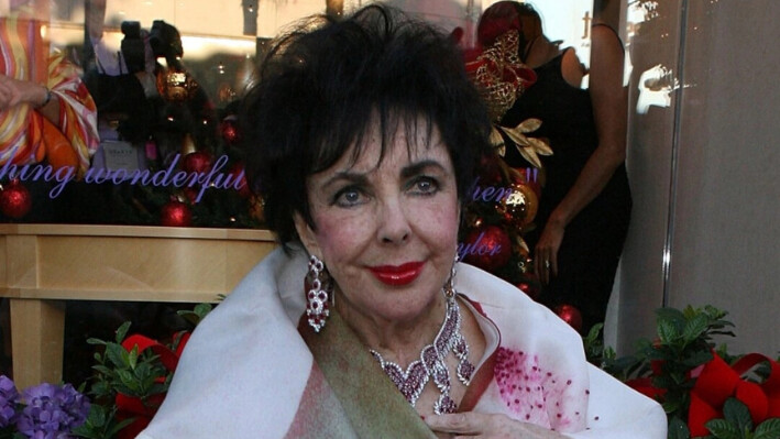 Elizabeth Taylor llega para promocionar su House of Taylor Jewelry Inc. en Beverly Hills, California, el 10 de noviembre de 2007. (Frazer Harrison/Getty Images)