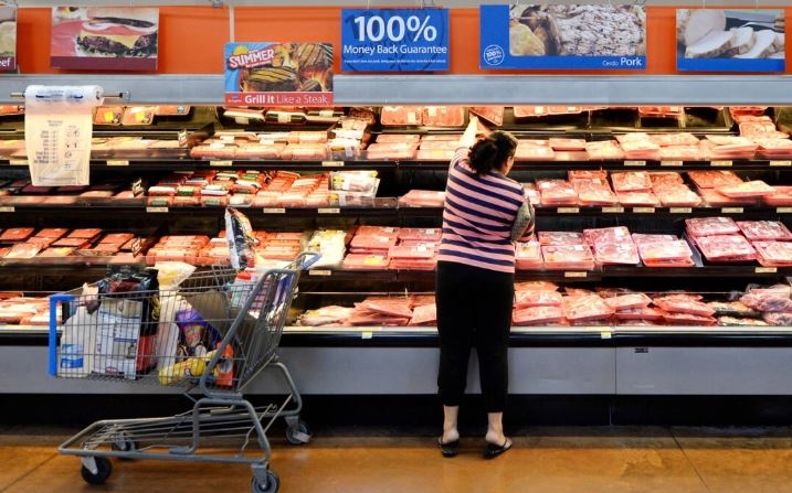 Un cliente compra carne fresca dentro de una tienda Walmart Supercenter en Pico Rivera, California, el 30 de mayo de 2013. (Kevork Djansezian/Getty Images)