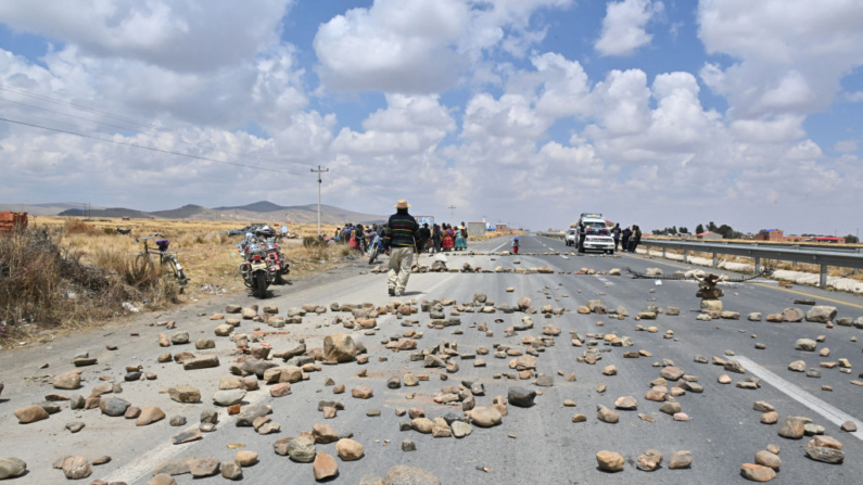 Vista de un bloqueo de carreteras durante una protesta de partidarios indígenas del expresidente boliviano Evo Morales en Huarina, Bolivia, el 16 de septiembre de 2024. (Aizar Raldes/AFP vía Getty Images)