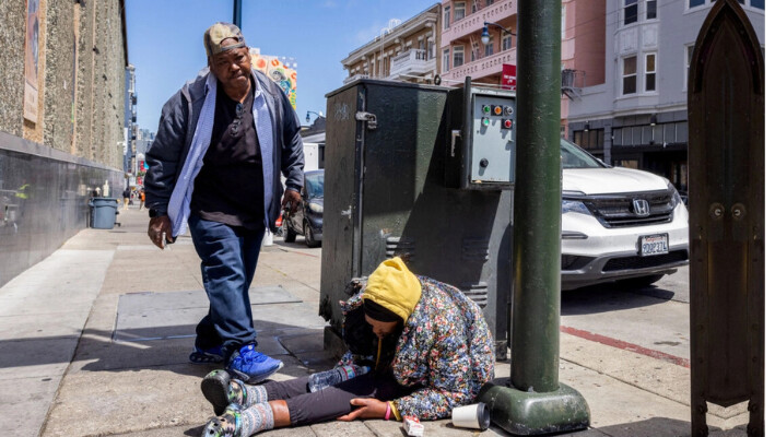 El chef jubilado JJ Smith, residente de Tenderloin cuyo hermano murió de sobredosis, comprueba el bienestar de los drogadictos sin hogar en el distrito de Tenderloin de San Francisco, el 16 de mayo de 2024. (John Fredricks/The Epoch Times).