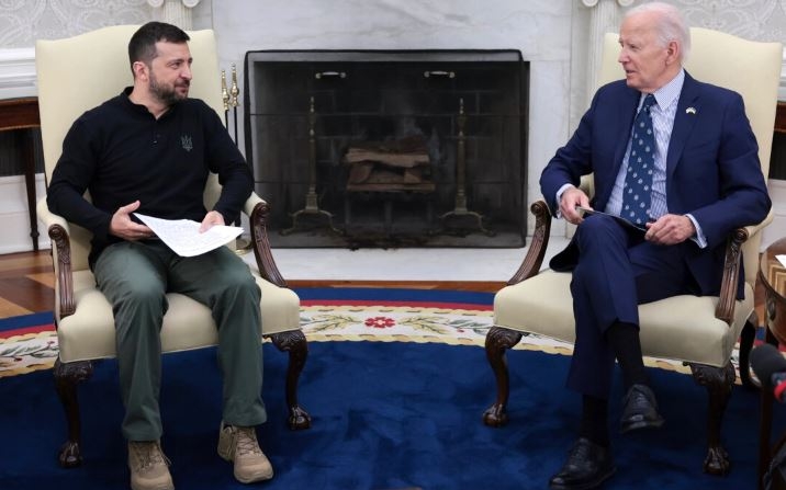 El presidente Joe Biden se reúne con el presidente ucraniano Volodymir Zelenski (I) en el Despacho Oval de la Casa Blanca el 26 de septiembre de 2024. (Win McNamee/Getty Images)