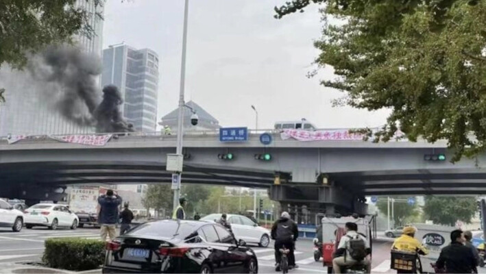 Unas pancartas cuelgan del puente Sitong en Beijing el 13 de octubre de 2022. El disidente Peng Lifa desplegó las pancartas para protestar contra la draconiana política china de "cero COVID" y pedir el fin del régimen autoritario. (Captura de pantalla de la cuenta de Twitter de Fangshimin vía The Epoch Times). 