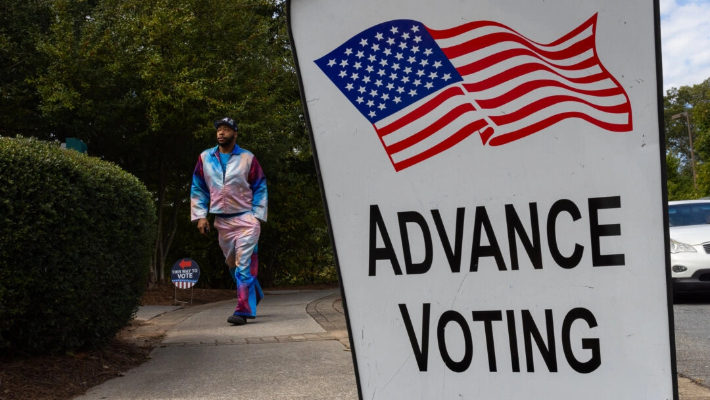 Votantes acuden a las urnas en Smyrna, Georgia, el 15 de octubre de 2024. (John Fredricks/The Epoch Times)
