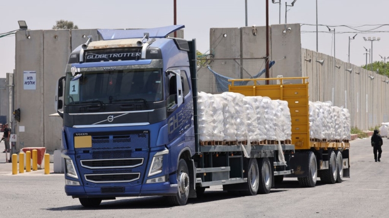 Un camión transporta ayuda humanitaria para la Franja de Gaza en el paso fronterizo de Kerem Shalom (Karm Abu Salem) entre el sur de Israel y Gaza, el 30 de mayo de 2024, en medio del actual conflicto en el territorio palestino entre Israel y el grupo militante Hamás. (Jack Guez/AFP vía Getty Images)