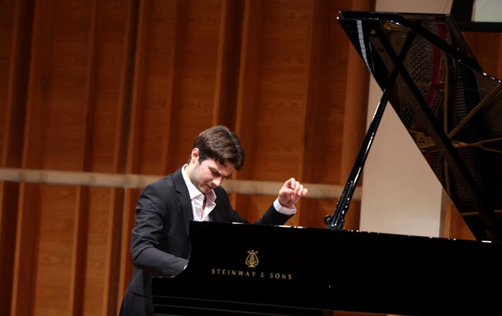 Robert Neuman de Alemania se presenta en la ronda preliminar del 7.° Concurso Internacional de Piano de NTD en el Merkin Hall del Kaufman Music Center de Nueva York, el 16 de octubre de 2024. (Zhang Xuehui/The Epoch Times)