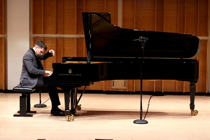 Jean-Luc Therrien, de Canadá, actúa en la ronda preliminar del 7.° Concurso Internacional de Piano NTD en el Merkin Hall del Kaufman Music Center de Nueva York, el 16 de octubre de 2024. (Zhang Xuehui/The Epoch Times)