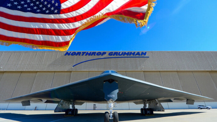 La bandera estadounidense ondea junto a un bombardero Stealth B-2 en el Centro de Excelencia de Integración de Aeronaves de Palmdale, California, el 17 de julio de 2014. (Frederic J. Brown/AFP vía Getty Images). 