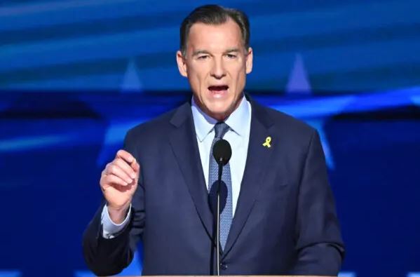 El representante Tom Suozzi (D-N.Y.) habla durante el tercer día de la Convención Nacional Demócrata en el United Center de Chicago el 21 de agosto de 2024. (Mandel Ngan/AFP vía Getty Images)