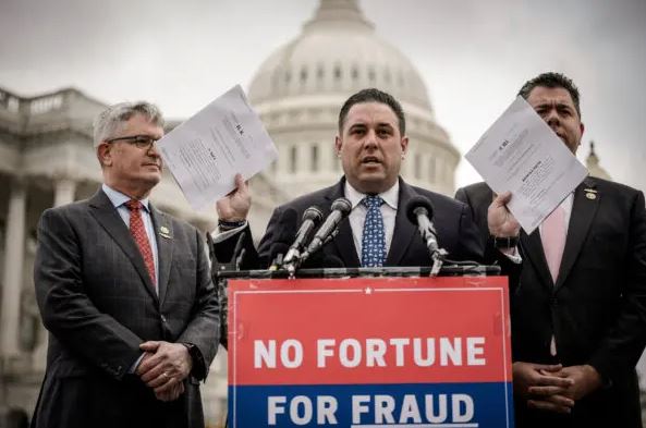 Los representantes novatos del GOP de Nueva York, Anthony D'Esposito sosteniendo la legislación que presentaría, con Brandon Williams (izq.) y Nick LaLota (der.), en marzo de 2023. (Drew Angerer/Getty Images)