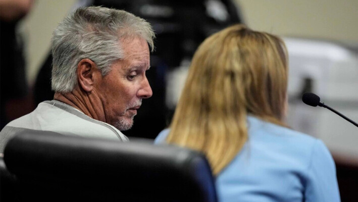 Colin Gray, de 54 años, el padre del tirador Colt Gray, de 14 años, del instituto Apalachee, se sienta en el juzgado del condado de Barrow para su primera comparecencia, el 6 de septiembre de 2024, en Winder, Georgia. (Brynn Anderson/Foto AP). 