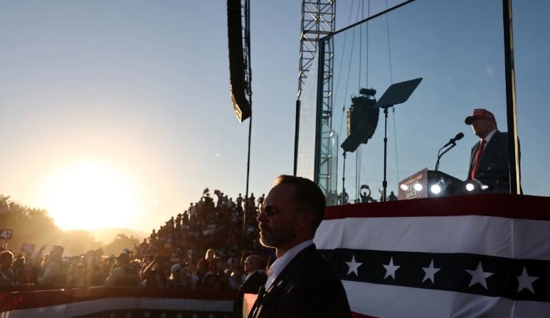 El candidato presidencial republicano, el expresidente Donald Trump habla en un mitin de campaña en Coachella, California, el 12 de octubre de 2024. (Mario Tama/Getty Images)