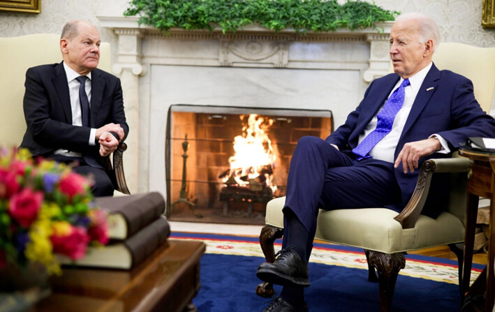 El presidente de Estados Unidos, Joe Biden (der.), participa en una reunión bilateral con el canciller alemán, Olaf Scholz (izq.), en la Oficina Oval de la Casa Blanca, en Washington, D.C., el 9 de febrero de 2024. (Alex Wong/Getty Images)