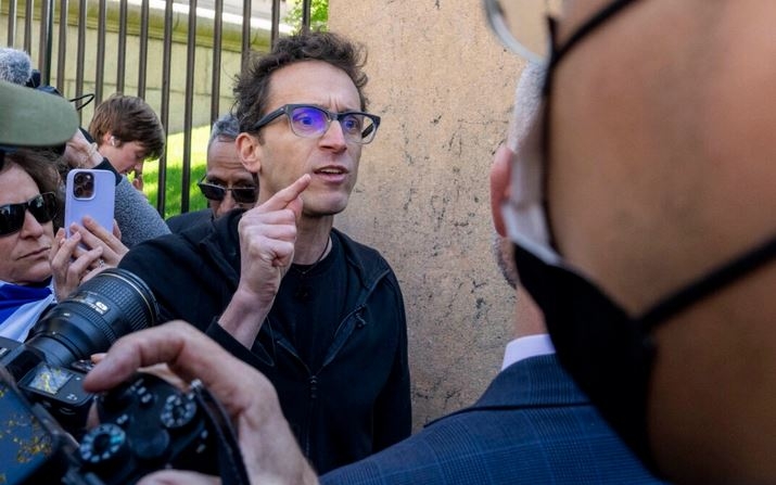 Al profesor adjunto, Shai Davidai, se le niega el acceso a los terrenos del campus durante su manifestación a favor de Israel en la Universidad de Columbia en Nueva York el 22 de abril de 2024. (David Dee Delgado/Getty Images)