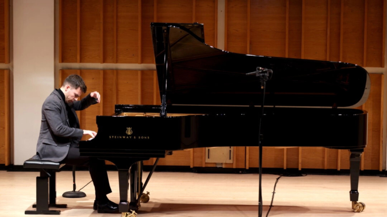 Jean-Luc Therrien, de Canadá, actúa en la ronda preliminar de la 7ª Competencia Internacional de Piano de NTD en el Merkin Hall del Kaufman Music Center de Nueva York el 16 de octubre de 2024. (Zhang Xuehui/The Epoch Times)