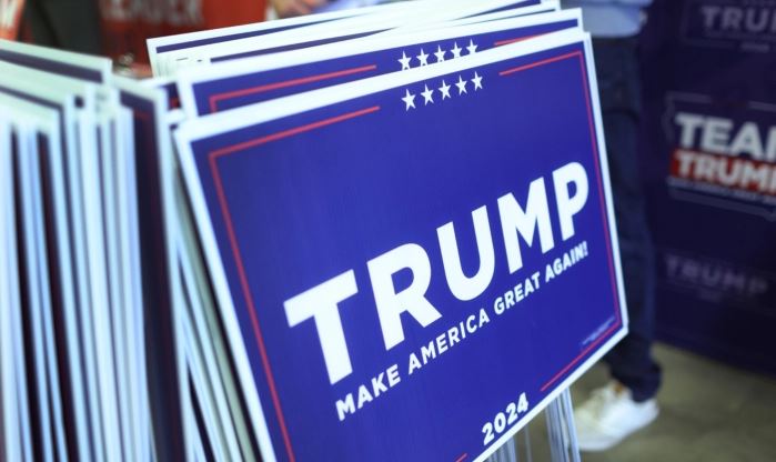 Carteles de apoyo al expresidente Donald Trump en Cedar Rapids, Iowa, el 6 de agosto de 2023. (Scott Olson/Getty Images)