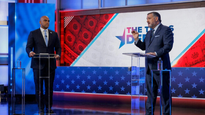 El senador Ted Cruz (R-Texas), a la derecha, habla durante un debate en el Senado de EE.UU. con el representante Colin Allred (D-Texas) en Dallas el 15 de octubre de 2024. (Shelby Tauber/Texas Tribune vía AP, Pool)