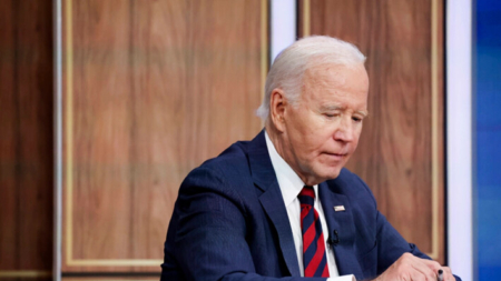 Biden condona USD 4700 millones en deuda estudiantil a 60,000 trabajadores del servicio público