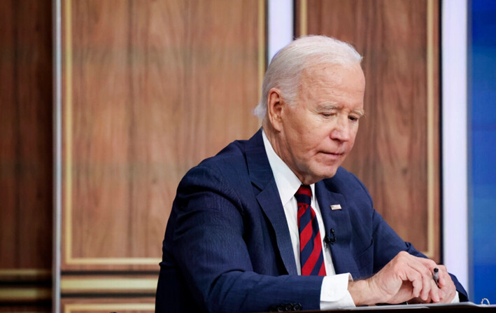 El presidente Joe Biden escucha una sesión informativa sobre el huracán Milton en el edificio de oficinas ejecutivas Eisenhower, en el campus de la Casa Blanca, el 9 de octubre de 2024. (Anna Moneymaker/Getty Images)