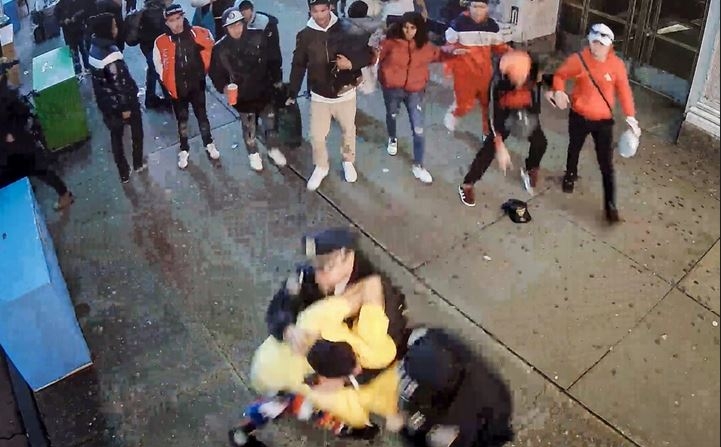 Esta imagen de vídeo facilitada por la Oficina del Fiscal del Distrito de Manhattan muestra a inmigrantes ilegales atacando a agentes del Departamento de Policía de Nueva York en Times Square, el 27 de enero de 2024. (Oficina del Fiscal del Distrito de Manhattan vía AP)