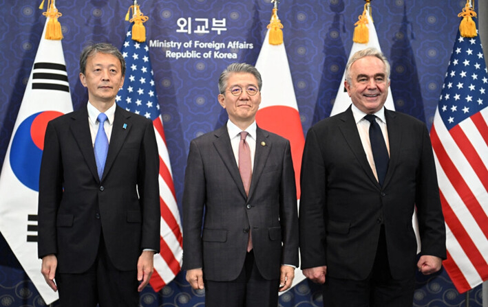 El primer viceministro de Asuntos Exteriores de Corea del Sur, Kim Hong-kyun (centro), posa para fotografías con el subsecretario de Estado de Estados Unidos, Kurt M. Campbell (derecha), y el viceministro de Asuntos Exteriores de Japón, Masataka Okano (izquierda), durante su reunión trilateral en el Ministerio de Asuntos Exteriores en Seúl, Corea del Sur, el 16 de octubre de 2024. (Jung Yeon-Je/Pool vía Reuters)