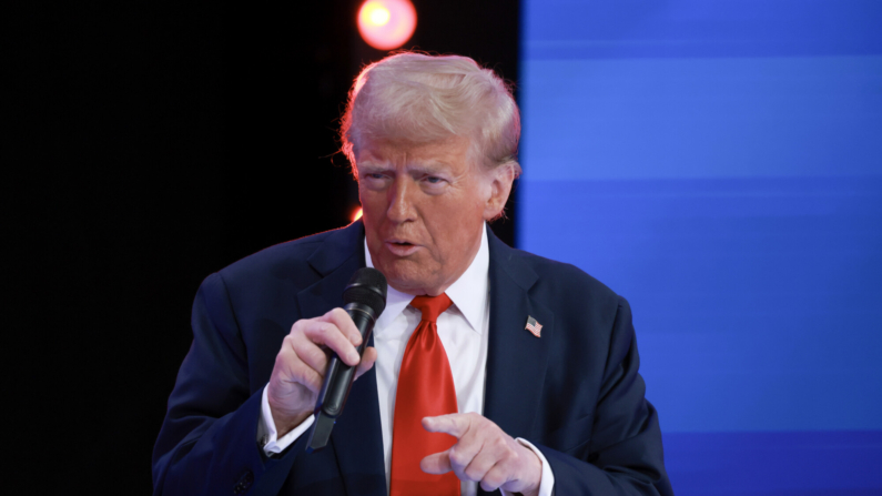 El candidato presidencial republicano, y ex presidente de EE. UU., Donald Trump, habla durante un evento de Univision Noticias el 16 de octubre de 2024 en Doral, Florida. (Joe Raedle/Getty Images)