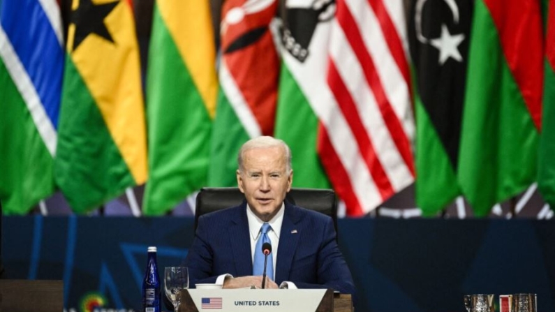 El presidente Joe Biden habla en la sesión de líderes durante la Cumbre de Líderes EE.UU. y África en el Centro de Convenciones Walter E. Washington en Washington el 15 de diciembre de 2022. (Brendan Smialowski/AFP vía Getty Images)