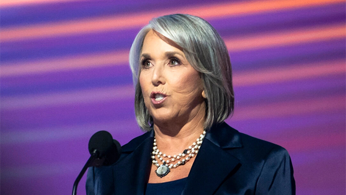 La gobernadora de Nuevo México, Lujan Grisham, habla durante el segundo día de la Convención Nacional Demócrata en el United Center de Chicago el 20 de agosto de 2024. (Madalina Vasiliu/The Epoch Times)