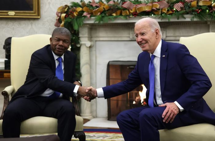 El presidente Joe Biden estrecha la mano del presidente Joao Lourenco de Angola durante una reunión en el Despacho Oval el 30 de noviembre de 2023. (Alex Wong/Getty Images)