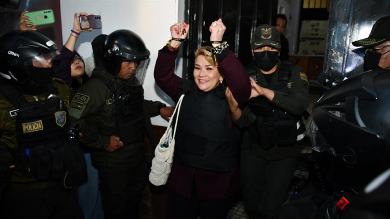 La expresidenta de Bolivia Jeanine Áñez es trasladada a un juzgado para el inicio de un juicio en su contra el 17 de octubre de 2024, en La Paz (Bolivia). EFE/ STR