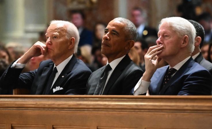 (De izq. a dcha.) El presidente Joe Biden, el expresidente Barack Obama y el expresidente Bill Clinton en el funeral por Ethel Kennedy, esposa del difunto senador Robert F. Kennedy, en la Catedral de San Mateo Apóstol de Washington el 16 de octubre de 2024. (Mandel Ngan/AFP vía Getty Images)