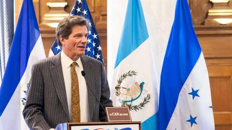 Fotografía cedida por Ficohsa del subsecretario de Estado para el Crecimiento Económico, Energía y Medio Ambiente de EE.UU., José Fernández , hablando en la 3ª Reunión Anual en la sede del Banco Interamericano de Desarrollo (BID) en Washington D.C. (EE. UU). EFE/ Ficohsa