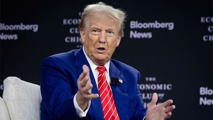 El candidato presidencial republicano y expresidente Donald Trump es entrevistado durante un almuerzo organizado por el Club Económico de Chicago en Chicago el 15 de octubre de 2024. (Scott Olson/Getty Images)