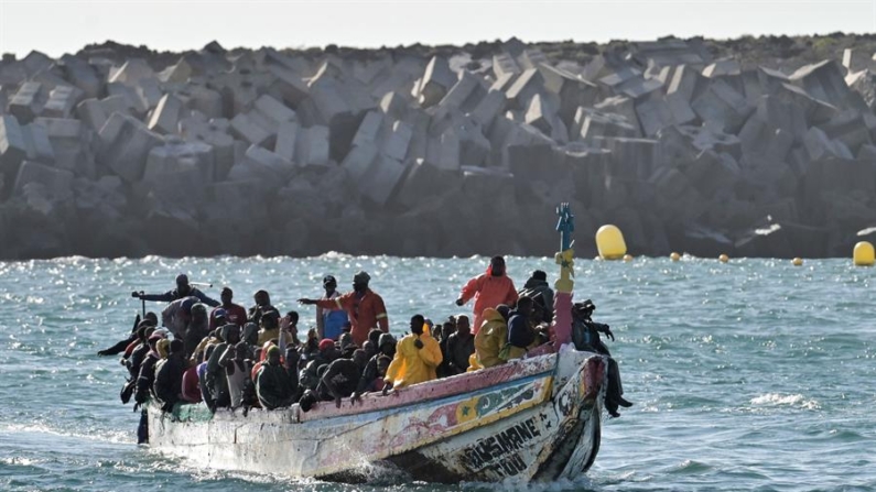 Salvamento Marítimo trasladó el 17 de octubre de 2024 al muelle de La Restinga, en El Hierro (España), un cayuco rescatado en aguas cercanas a la isla con 183 personas a bordo. EFE/ Gelmert Finol