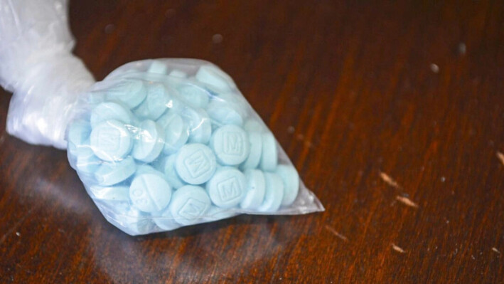 Pastillas azul cielo mezcladas con fentanilo conocidas en la calle como "Oxy mexicana" en una foto de archivo. Administración para el Control de Drogas (DEA, por sus siglas en inglés) (vía AP)