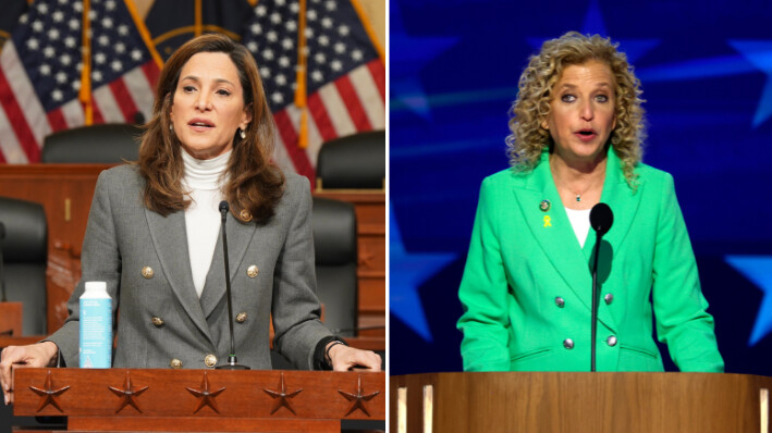 La representante Maria Elvira Salazar habla durante el GRAMMYs on the Hill Advocacy Day el 01 de mayo de 2024 en Washington, DC. (Leigh Vogel/Getty Images para la Academia de la Grabación)  / La representante Debbie Wasserman Schultz (D-FL) durante el tercer día de la Convención Nacional Demócrata en el United Center el 21 de agosto de 2024 en Chicago, Illinois. (Chip Somodevilla/Getty Images)