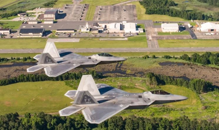 Dos F-22 Raptors de la Fuerza Aérea de Estados Unidos sobrevuelan la Base Conjunta Langley-Eustis, el 14 de junio de 2018. Tech. (Natasha Stannard/Fuerza Aérea de EE.UU.)