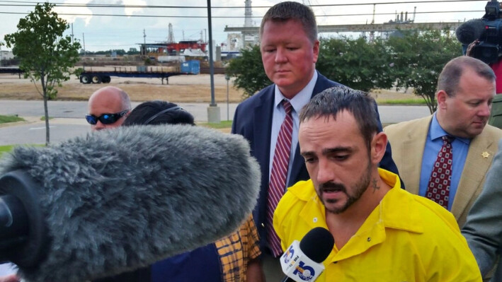 Derrick Dearman, (R), es escoltado a la Cárcel Metropolitana del Condado de Mobile, en Mobile, Alabama, el 22 de agosto de 2016. (Lawrence Specker/The Birmingham News vía AP)