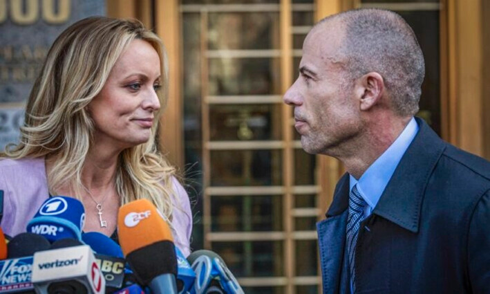 La actriz de cine para adultos Stephanie Clifford, conocida como Stormy Daniels, se encuentra con su abogado Michael Avenatti durante una conferencia de prensa afuera de una corte federal en Nueva York, el 16 de abril de 2018. (Mary Altaffer/AP Photo, Archivo)