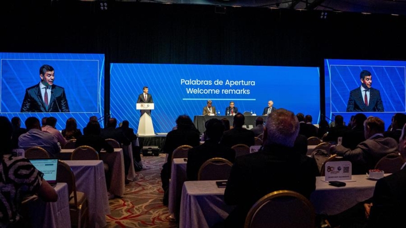 Fotografía cedida por la presidencia de Paraguay del presidente de Paraguay, Santiago Peña (i), hablando durante la apertura de la 80 Asamblea de la Sociedad Interamericana de Prensa (SIP), el 17 de octubre de 2024, en Córdoba (Argentina). EFE/ Presidencia De Paraguay