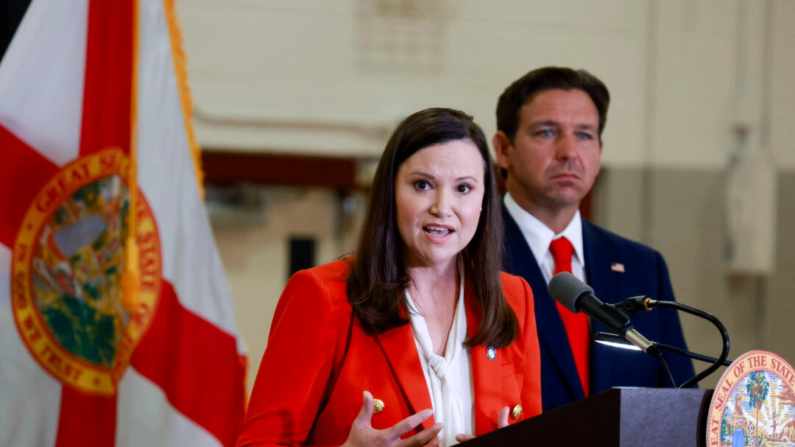 La fiscal general de Florida Ashley Moody habla, en una foto de archivo. (Joe Raedle/Getty Images)