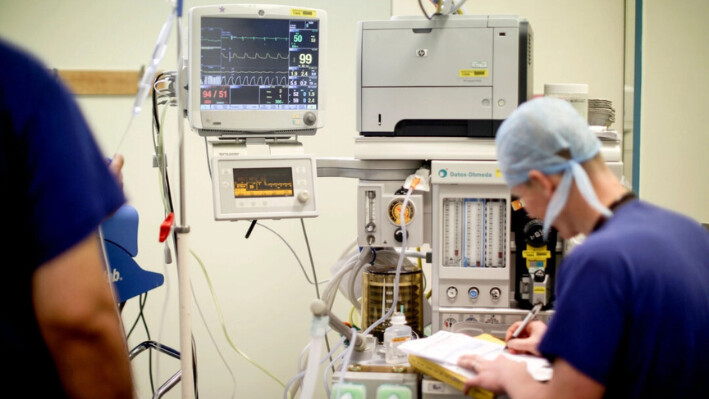 Equipo médico en un entorno clínico el 22 de marzo de 2017. (Christopher Furlong/Getty Images)