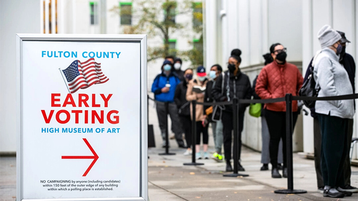 Los votantes esperan en fila para emitir su voto durante el primer día de votación anticipada, en Atlanta el 14 de diciembre de 2020. (Jessica McGowan/Getty Images)