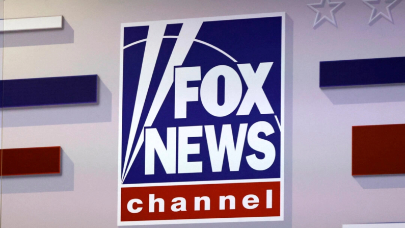 Logotipo de Fox News antes del primer debate de las primarias presidenciales republicanas en el Fiserv Forum de Milwaukee, Wisconsin, el 23 de agosto de 2023. (KAMIL KRZACZYNSKI/AFP vía Getty Images)