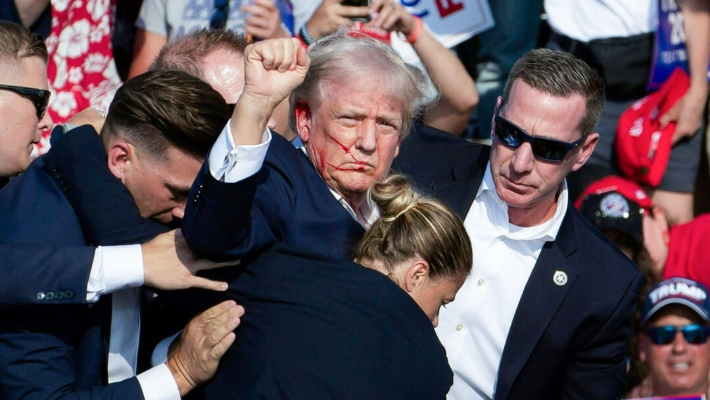 El expresidente Donald Trump es rodeado por agentes del Servicio Secreto tras ser tiroteado por el presunto asesino Thomas Crooks en un mitin en Butler, Pensilvania, el 13 de julio de 2024. (Rebecca Droke/AFP vía Getty Images)
