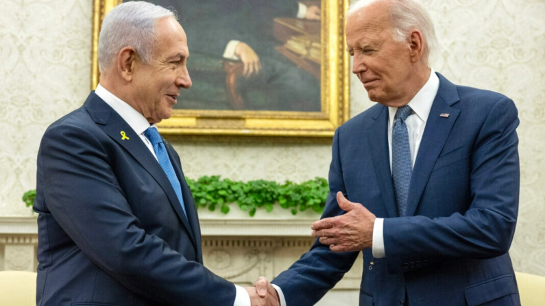 El presidente estadounidense Joe Biden (d) estrecha la mano del primer ministro israelí Benjamin Netanyahu durante una reunión en el Despacho Oval de la Casa Blanca en Washington, DC, el 25 de julio de 2024. (Jim WATSON/AFP)