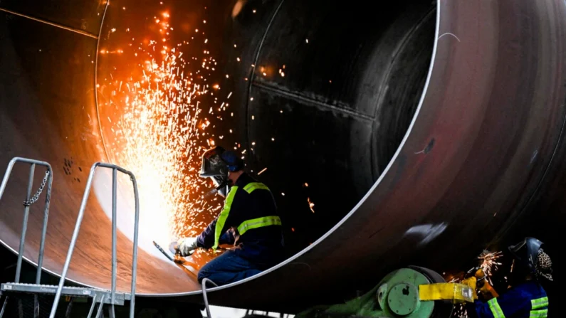 Unos hombres trabajan en un aerogenerador en una planta de fabricación en Pueblo, Colorado, el 29 de noviembre de 2023. (Andrew Caballero-Reynolds/AFP/Getty Images)
