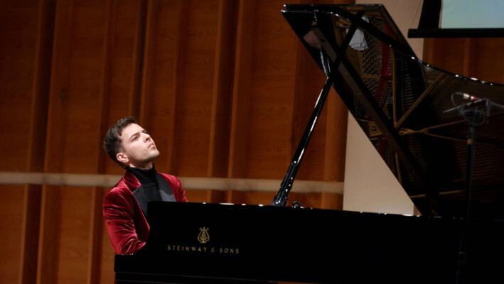 Jean-Luc Therrien, de Canadá, actúa en las semifinales del 7º Concurso Internacional de Piano del NTD en el Merkin Hall del Kaufman Music Center de Nueva York el 17 de octubre de 2024. (Zhang Xuehui/The Epoch Times).