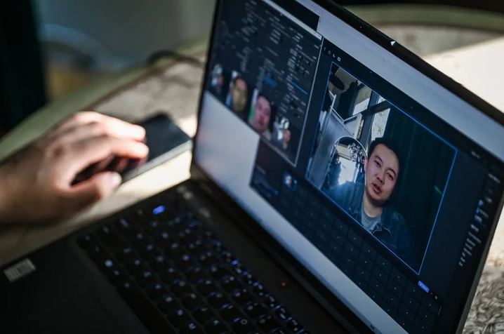 Un especialista crea un vídeo de demostración utilizando inteligencia artificial para hacer réplicas digitales de personas fallecidas, en su ordenador portátil en Jiangyin, provincia china de Jiangsu. (Hector Retamal/AFP vía Getty Images)