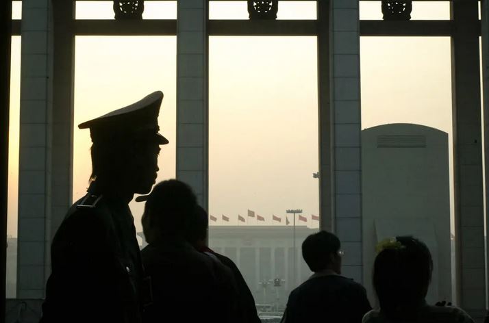 Un guardia chino permanece en su puesto en el Museo Nacional de Beijing. Un informe de inteligencia estadounidense reveló el año pasado que el PCCh está más dispuesto a interferir en las elecciones estadounidenses ahora que en ciclos anteriores. (Frederic J. Brown/AFP vía Getty Images)