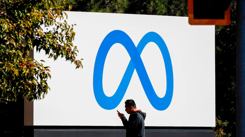 Un peatón camina frente al logotipo de Meta en la sede de Facebook, en Menlo Park, California, el 28 de octubre de 2021. (Justin Sullivan/Getty Images)
